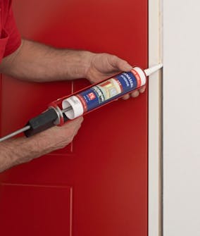 Ljudisolera dörr: Fyll springan med fogmassa Ljudisolera dörr: Fyll springan med fogmassa